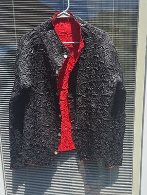 Textured Reversible Black And Red Jacket With Crinkle V Neck Shirt Set